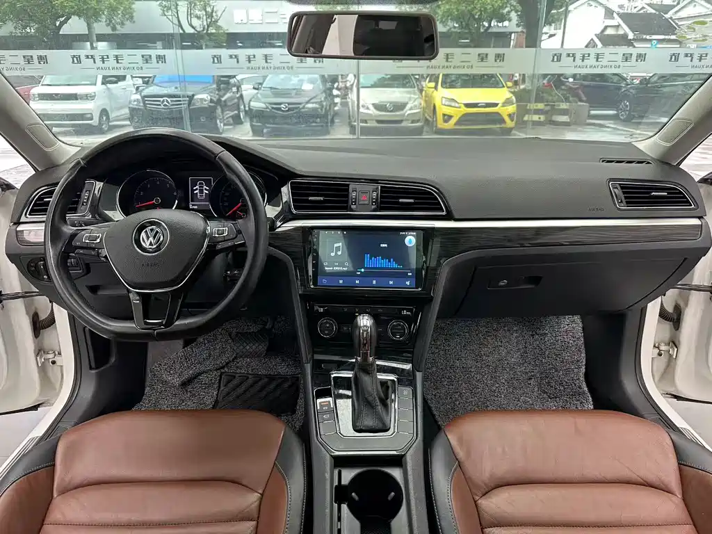 Volkswagen Lamando 2015 330TSI DSG Comfort