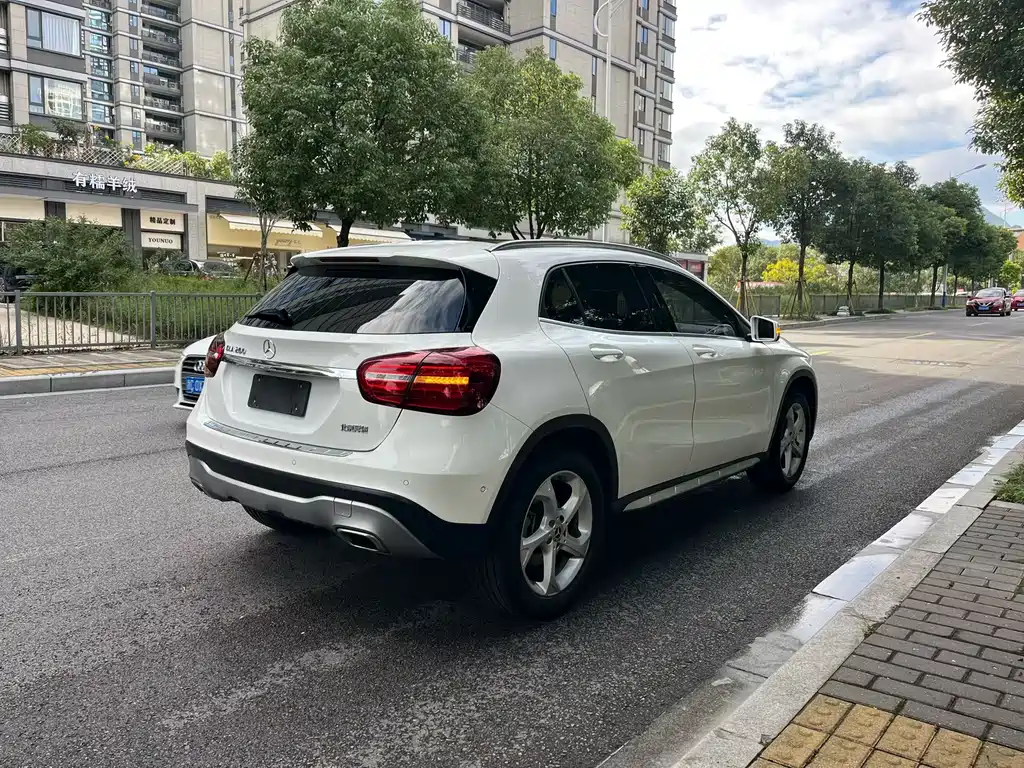 MERCEDES-BENZ GLA