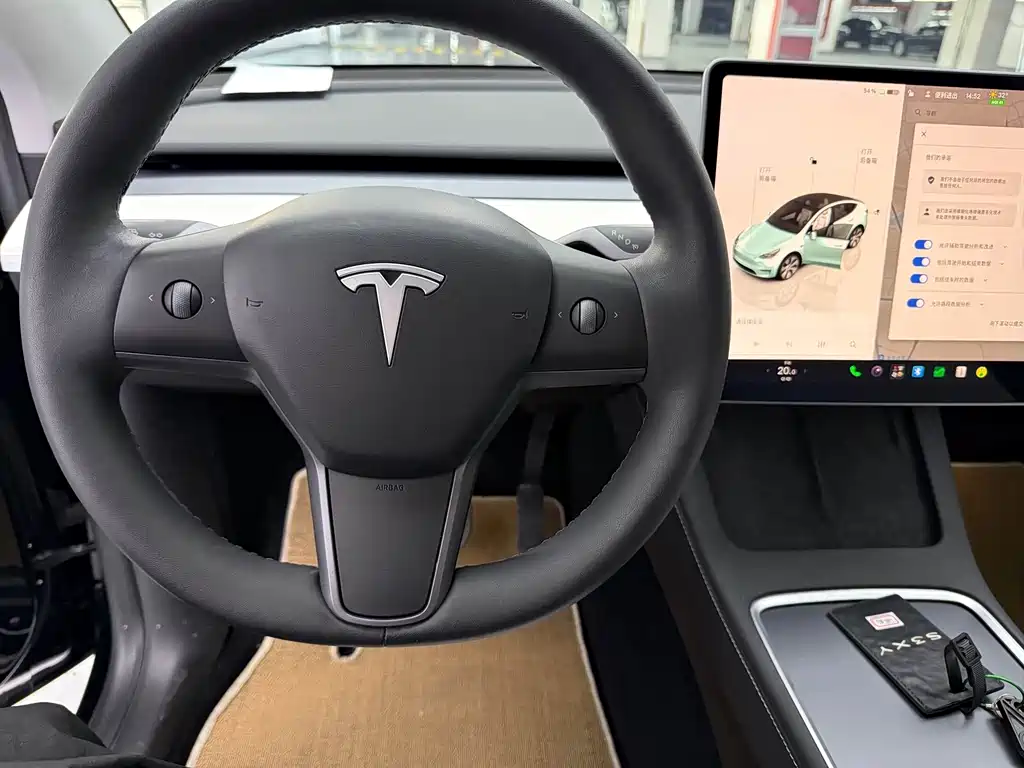 Tesla Model Y — миниатюра 6