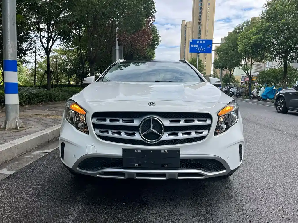 MERCEDES-BENZ GLA