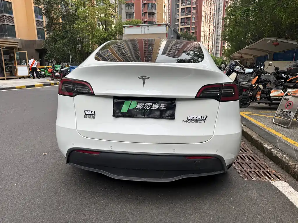 Tesla Model Y — миниатюра 13