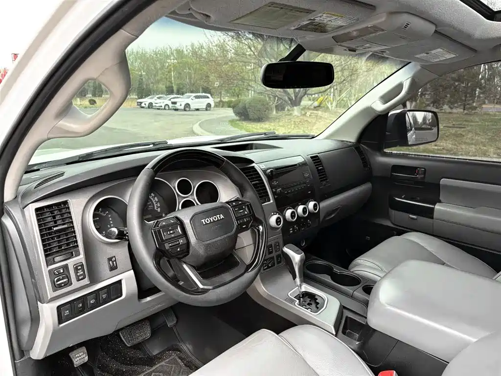 Toyota Sequoia 2015 5.7L AT