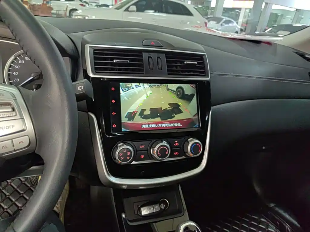 Nissan Tiida — миниатюра 13