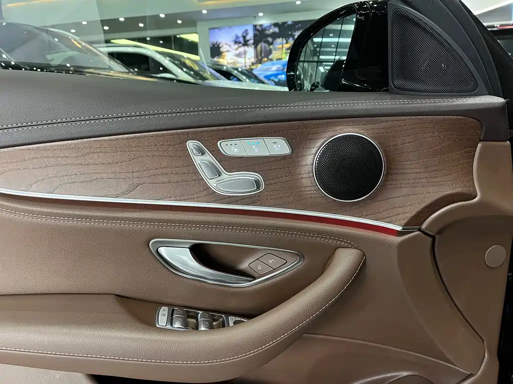 Mercedes-Benz E-Class — миниатюра 10
