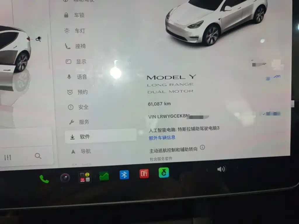 Tesla Model Y — миниатюра 12