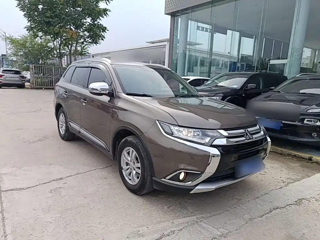 Mitsubishi Outlander 2016 2.0L 5 мест