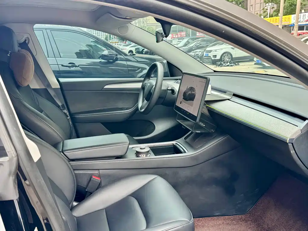 Tesla Model Y — миниатюра 8
