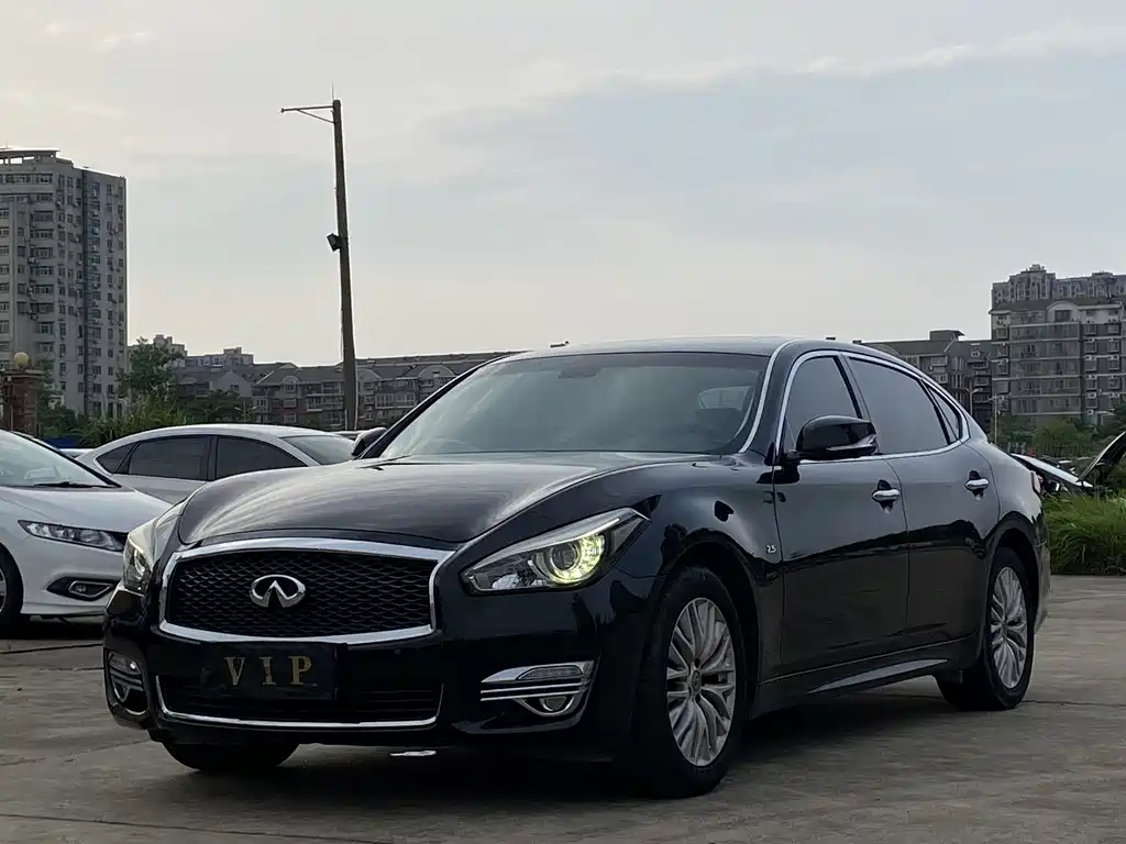 Infiniti Q70