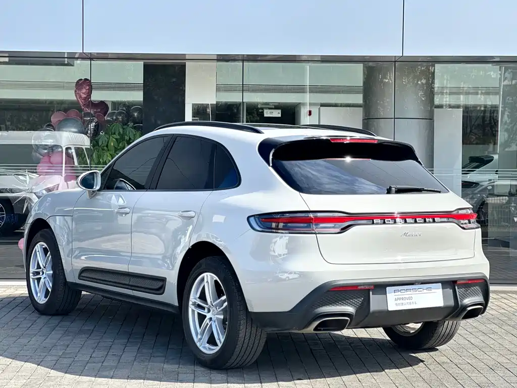 PORSCHE MACAN