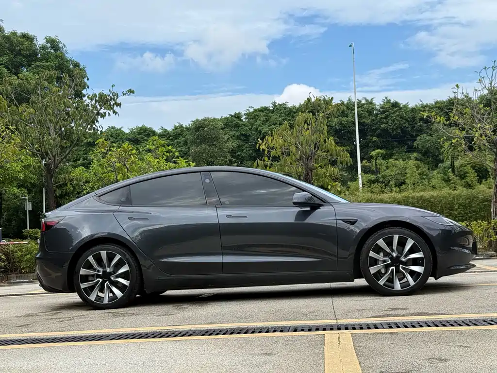 Tesla Model 3 — миниатюра 16