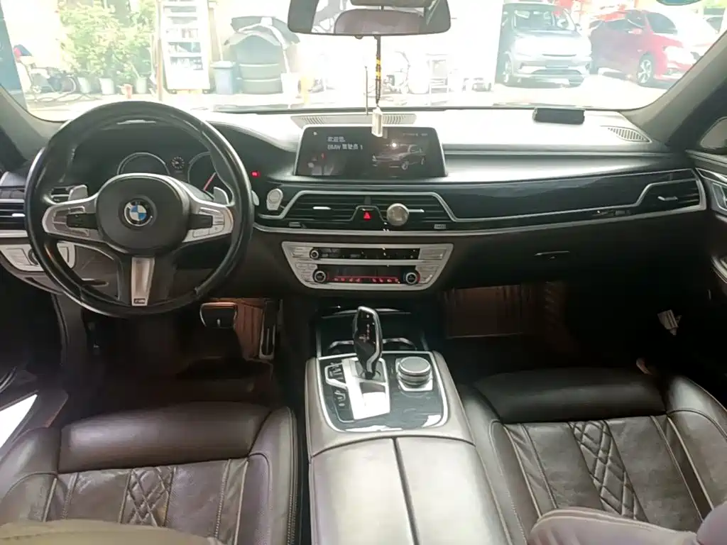 BMW 7 Series — миниатюра 10