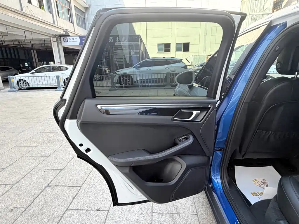 Porsche Macan — миниатюра 8