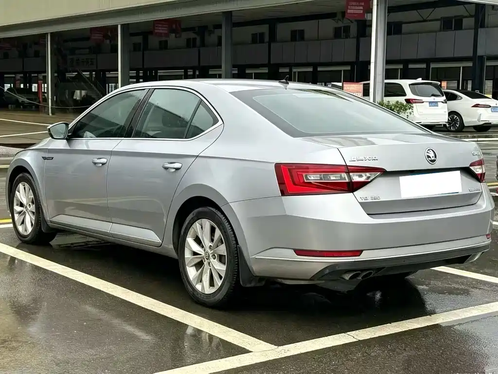 Skoda Superb — миниатюра 8