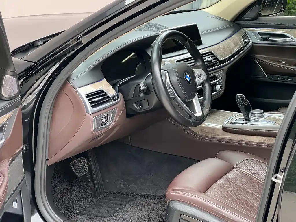 BMW 7 Series — миниатюра 3