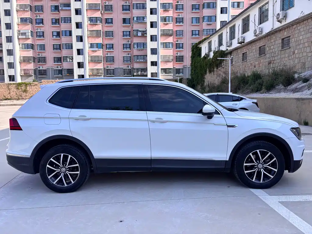 Volkswagen Tiguan L L 2018 330TSI AT Luxury