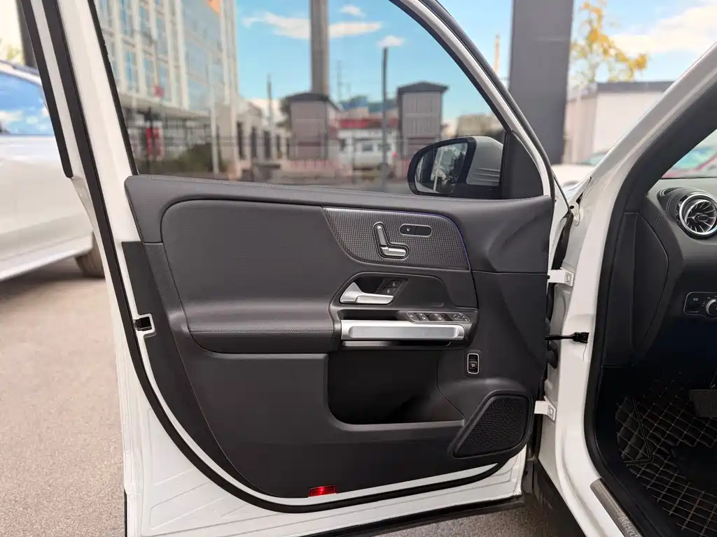 Mercedes-Benz GLB — миниатюра 12