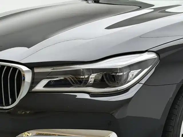BMW 7 Series — миниатюра 17