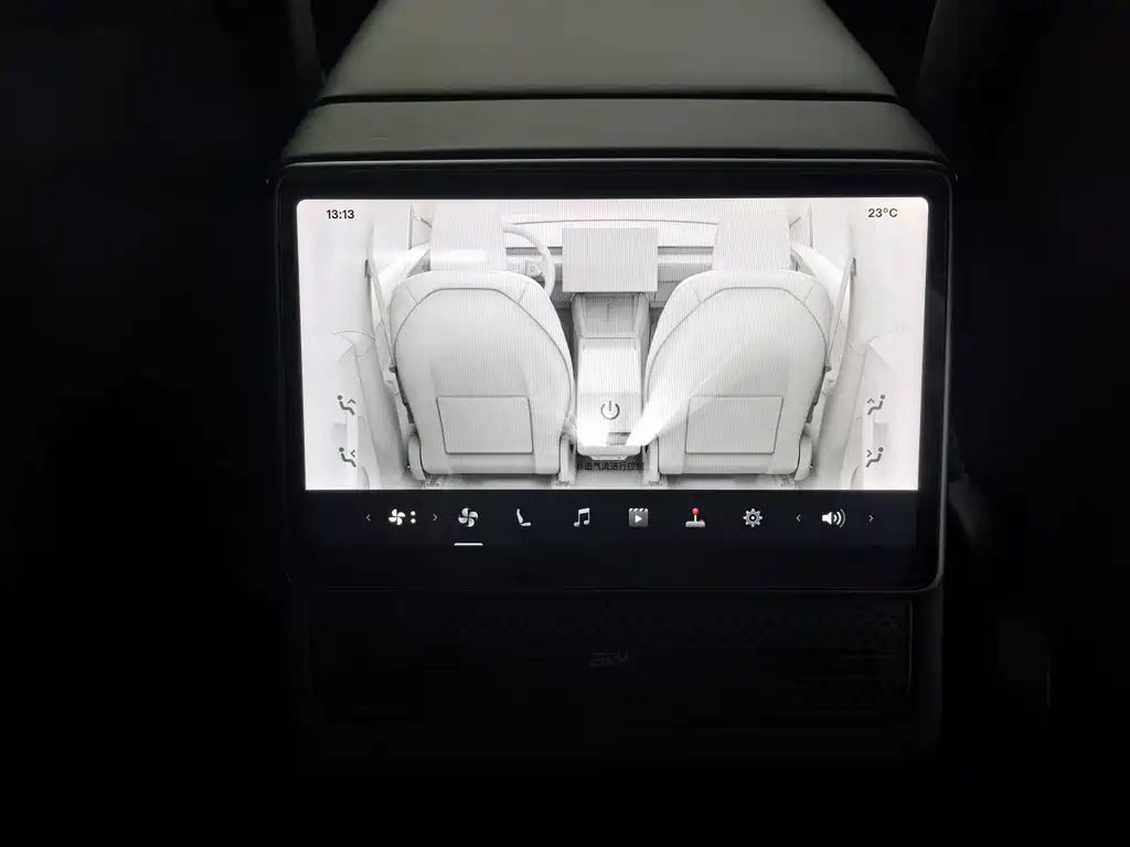 Tesla Model Y — миниатюра 9