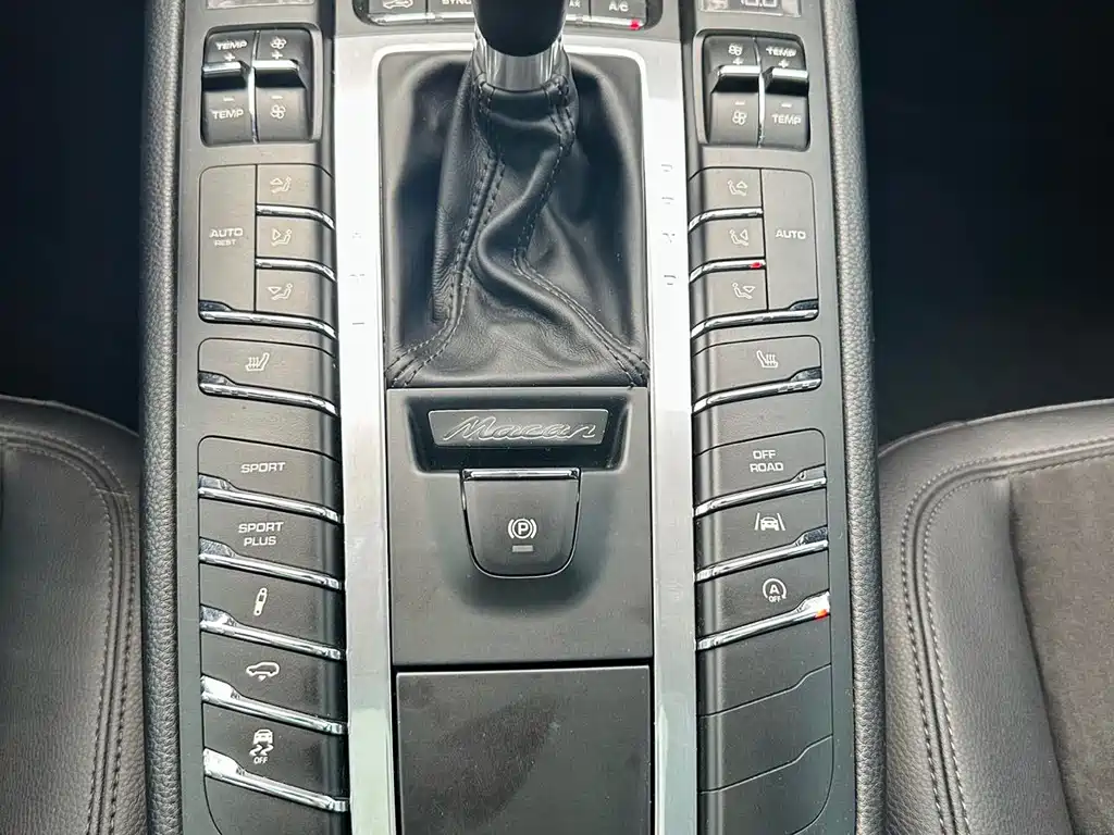 PORSCHE MACAN