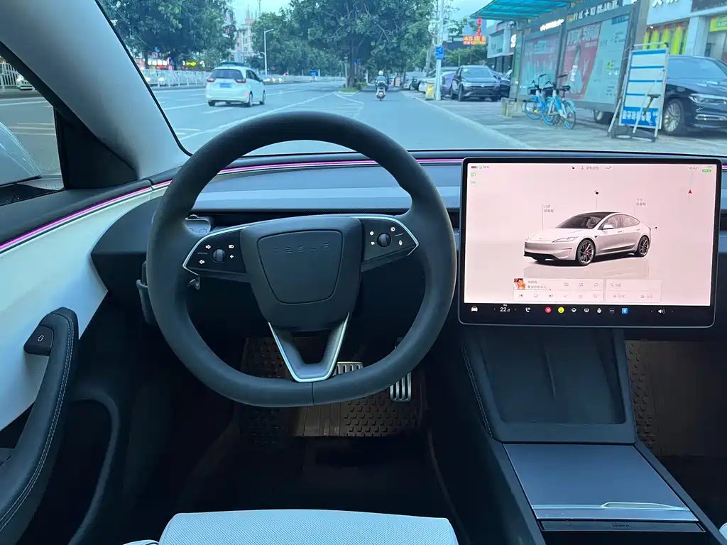 TESLA MODEL 3