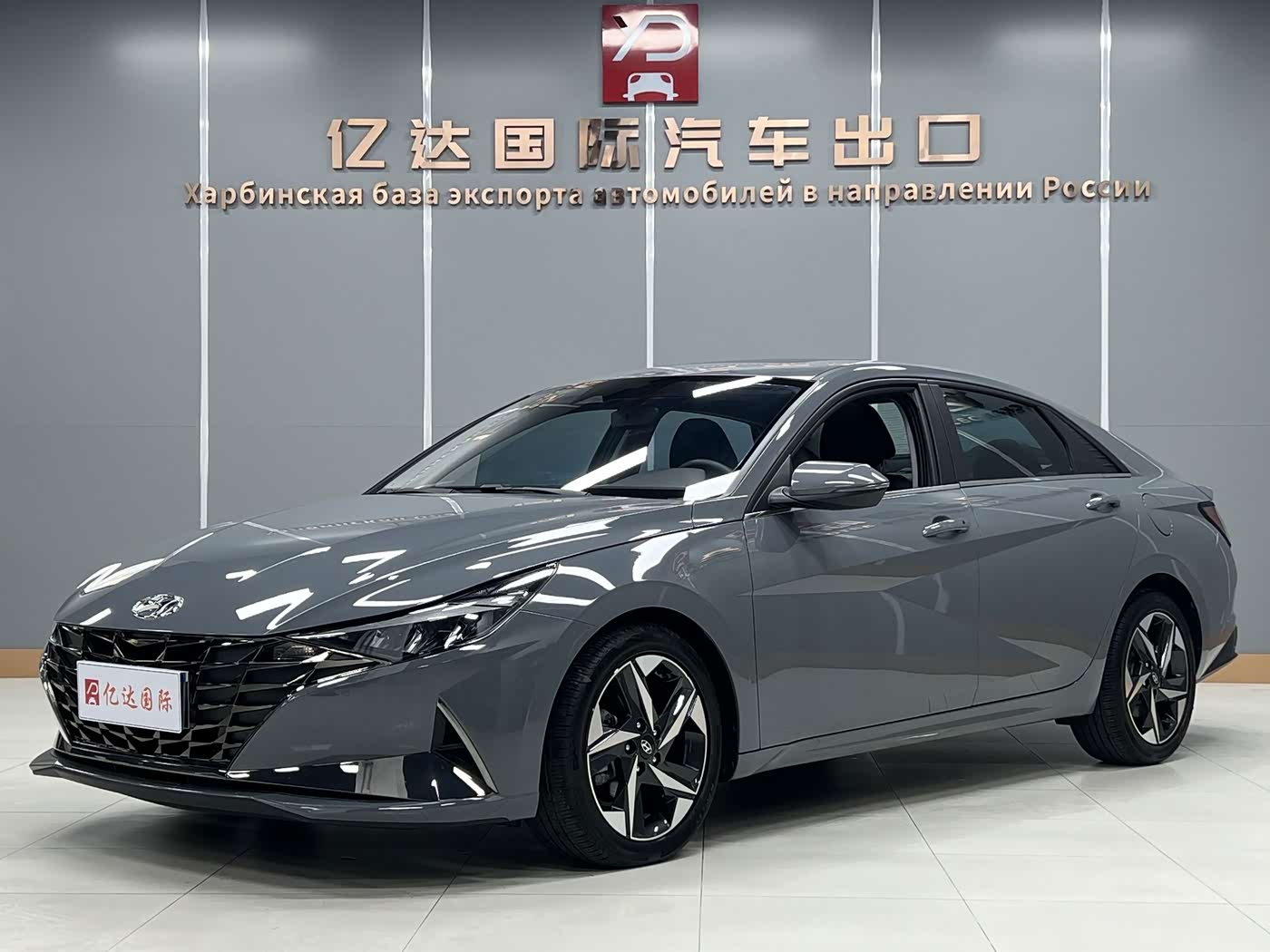 Hyundai Elantra 1.5 л 2022 г. Серебристо-серый, пробег 20000 км