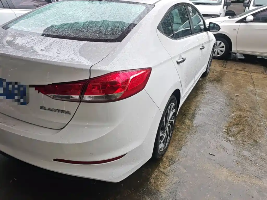 Hyundai Elantra — миниатюра 8