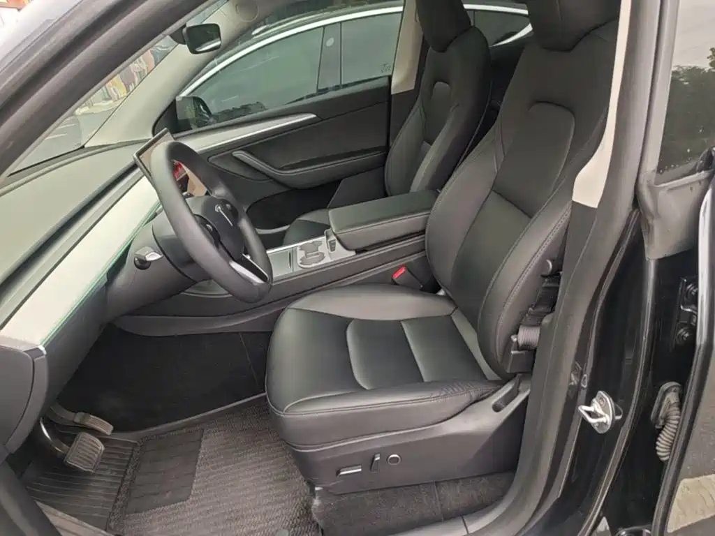 Tesla Model Y — миниатюра 15