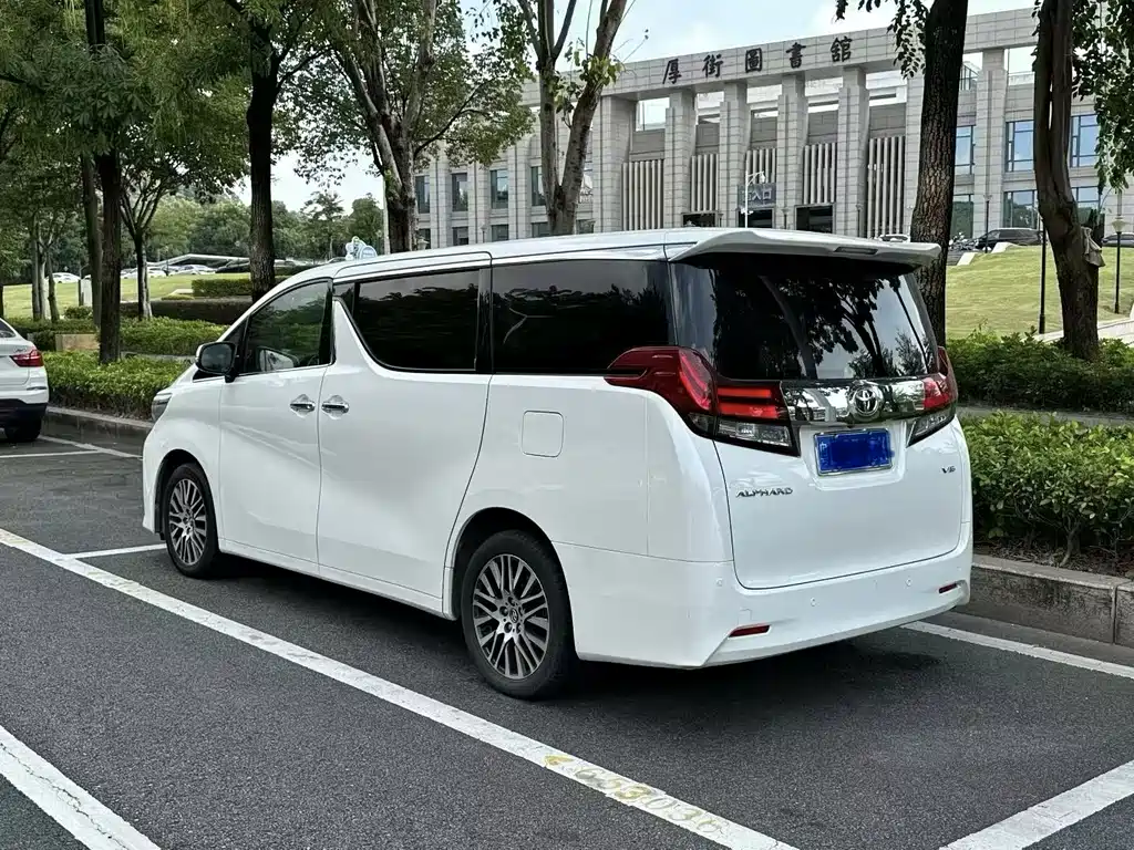 Toyota Alphard — миниатюра 6