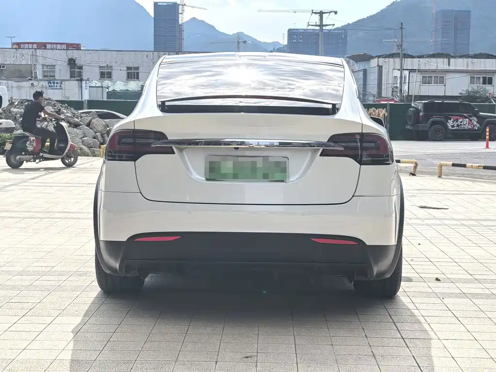 Tesla Model X — миниатюра 15