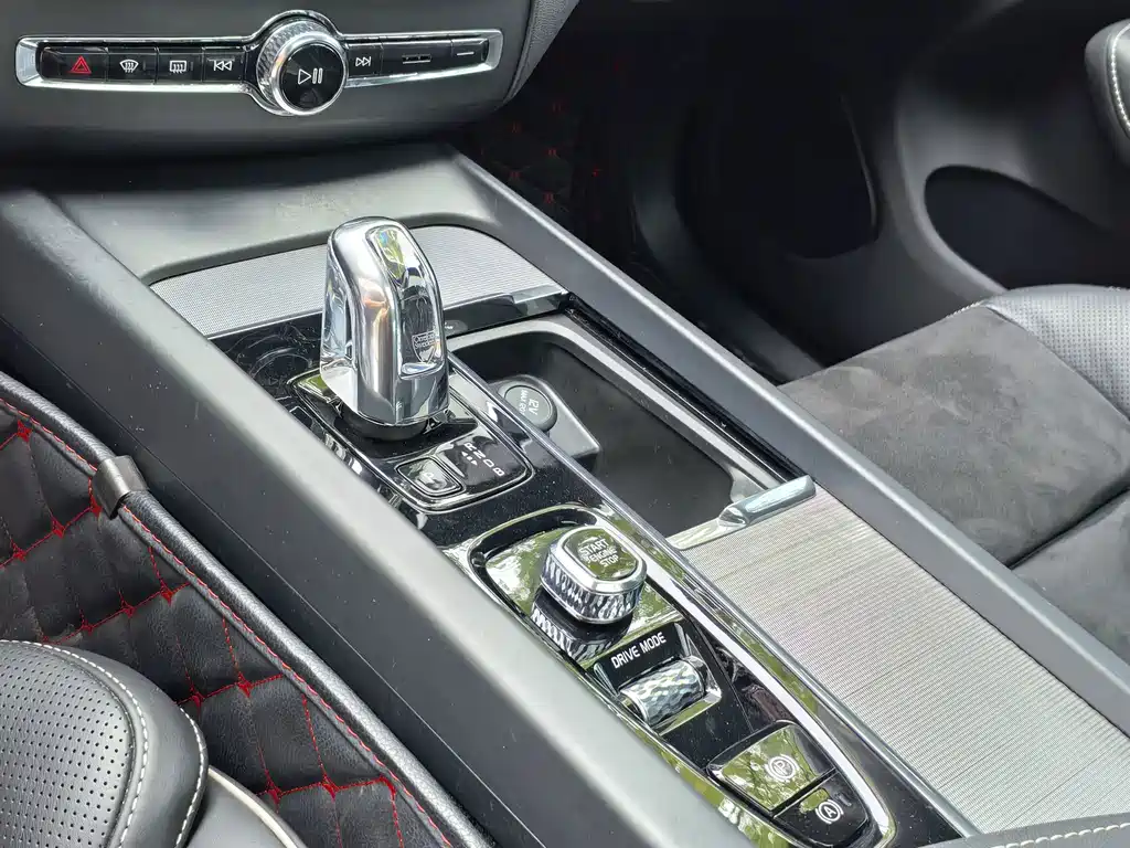 Volvo XC60 PHEV — миниатюра 9