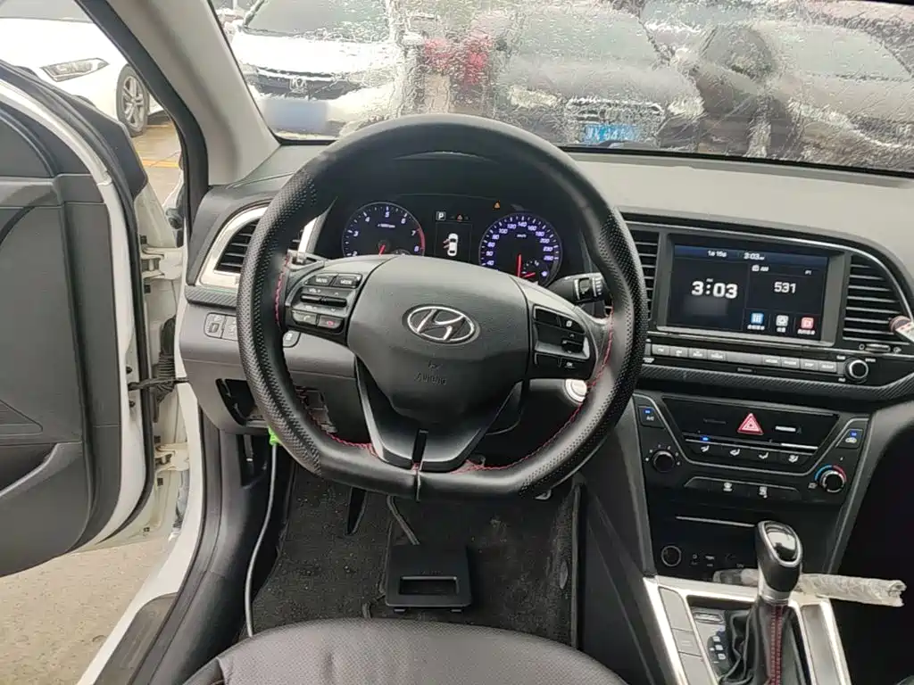 Hyundai Elantra — миниатюра 11