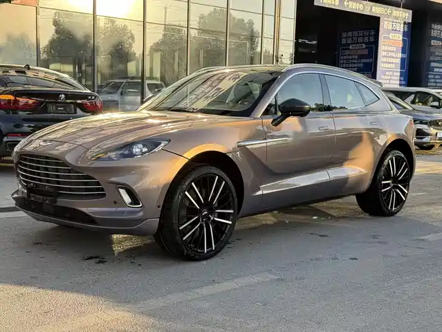 ASTON MARTIN DBX