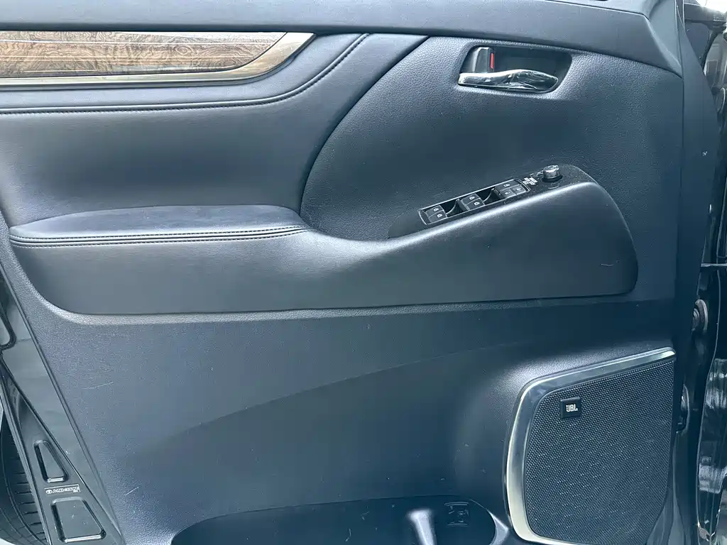 Toyota Alphard — миниатюра 4