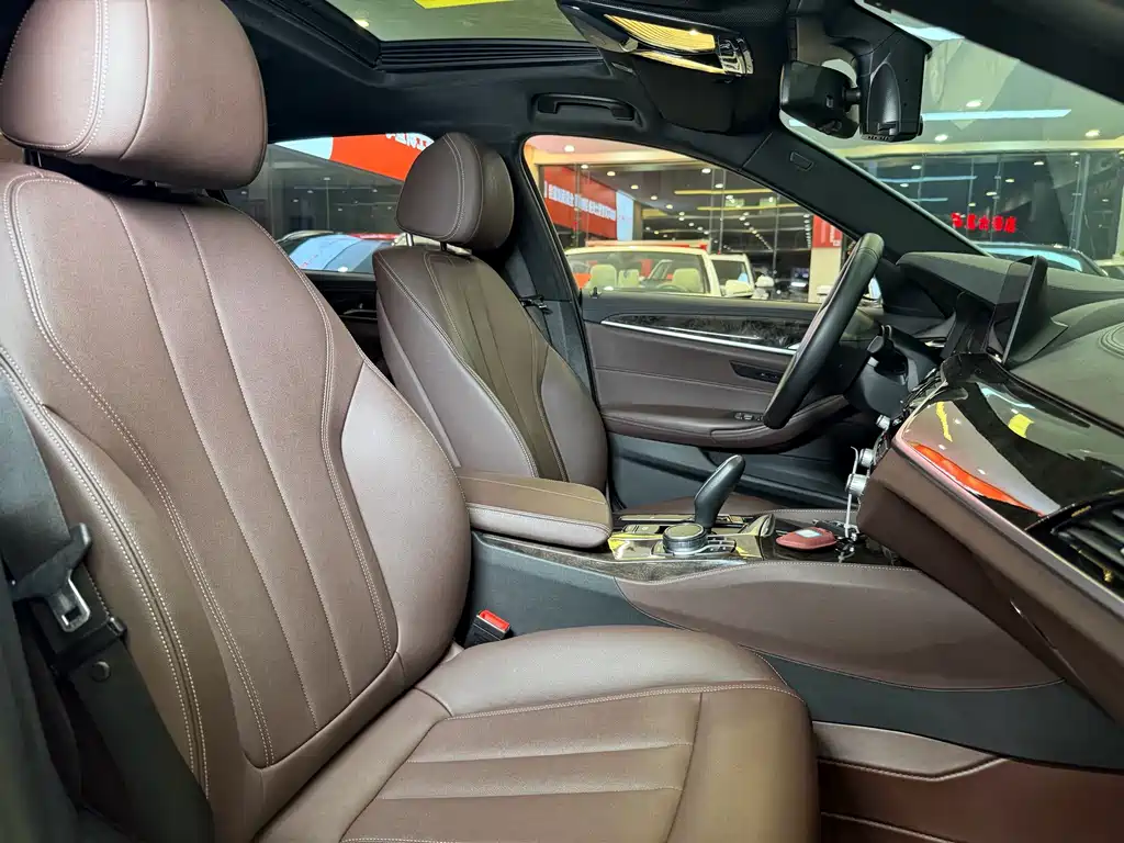 BMW 5 Series — миниатюра 13