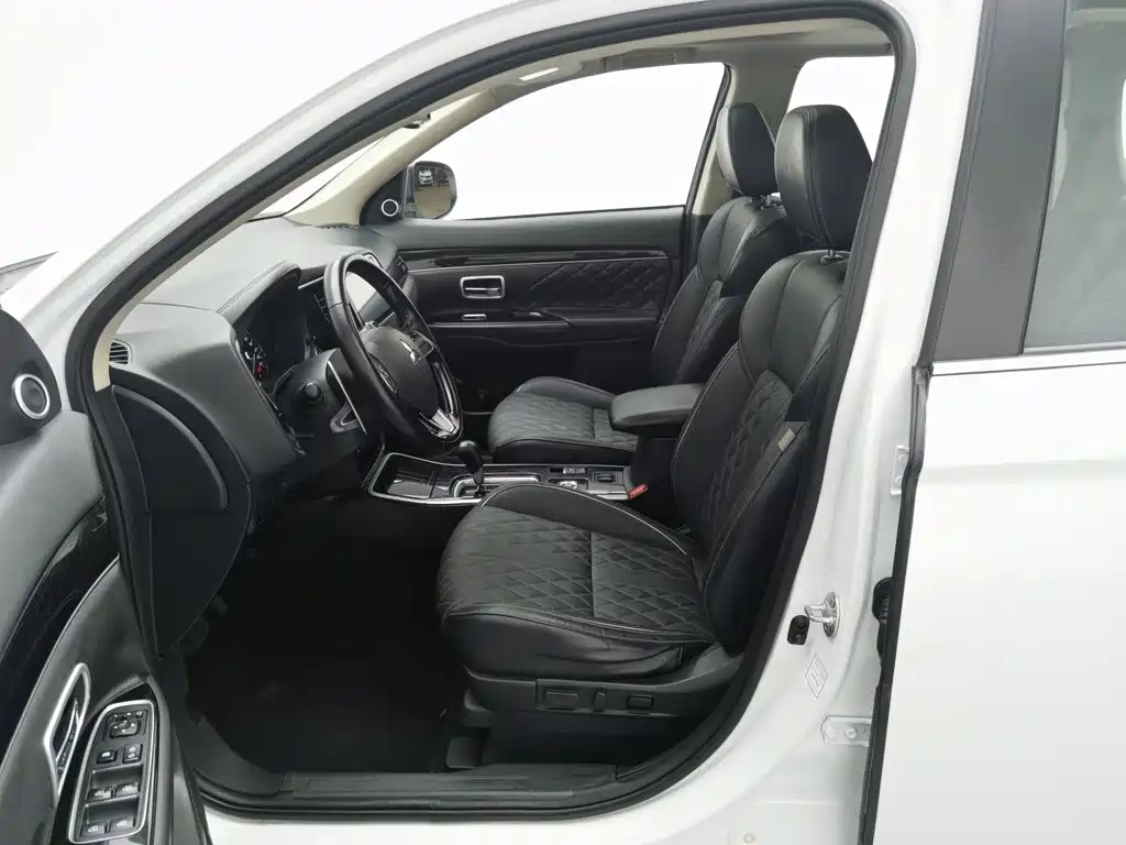 Mitsubishi Outlander — миниатюра 10