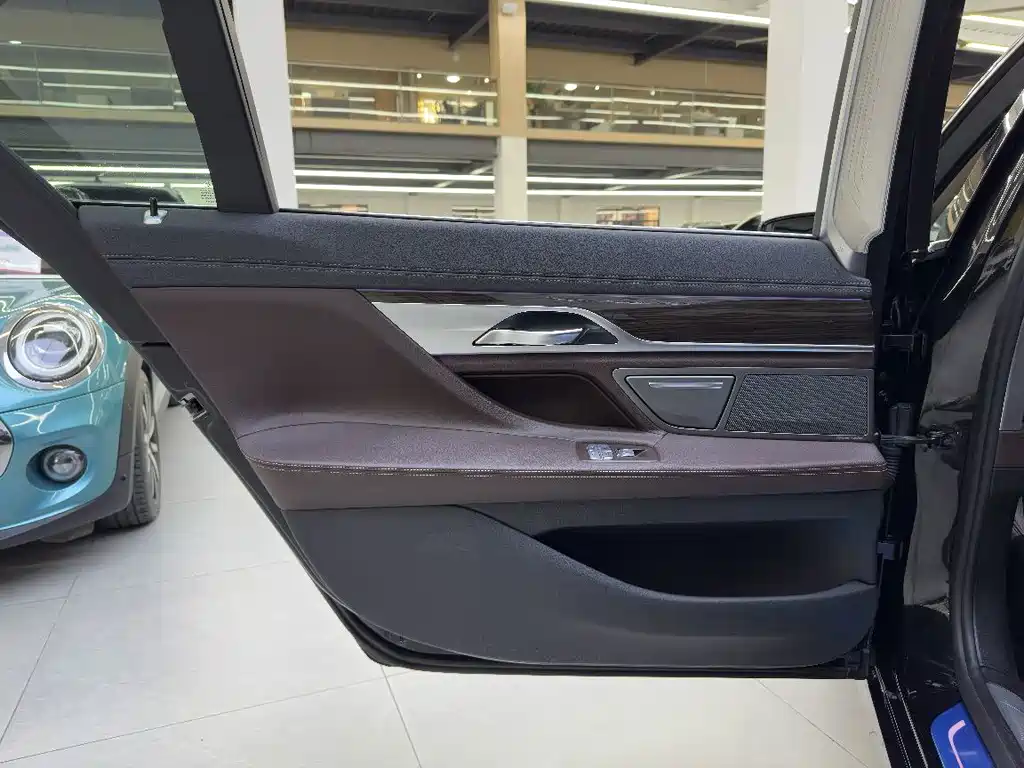 BMW 7 Series — миниатюра 5