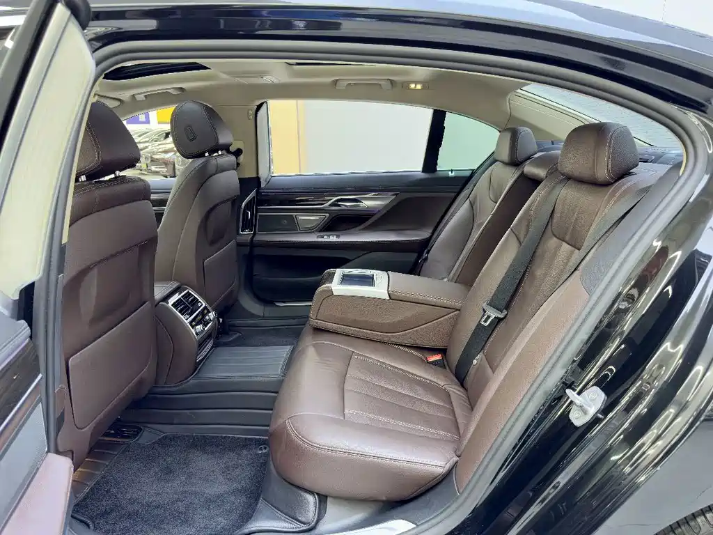 BMW 7 Series — миниатюра 15