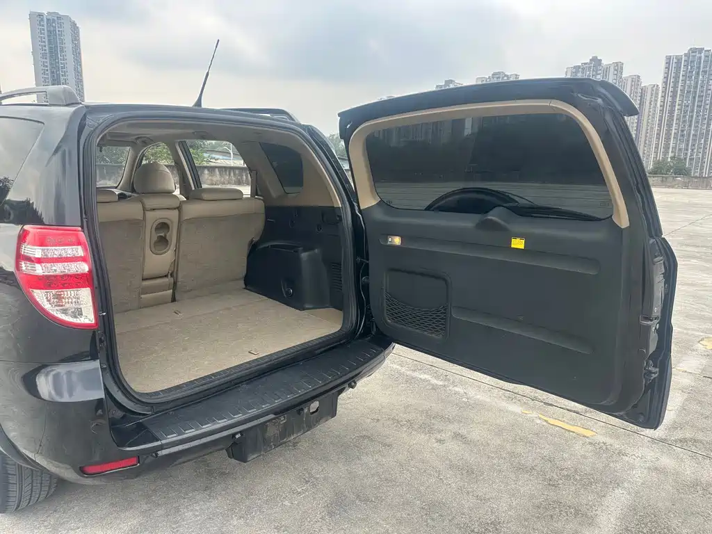 Toyota RAV4 — миниатюра 11
