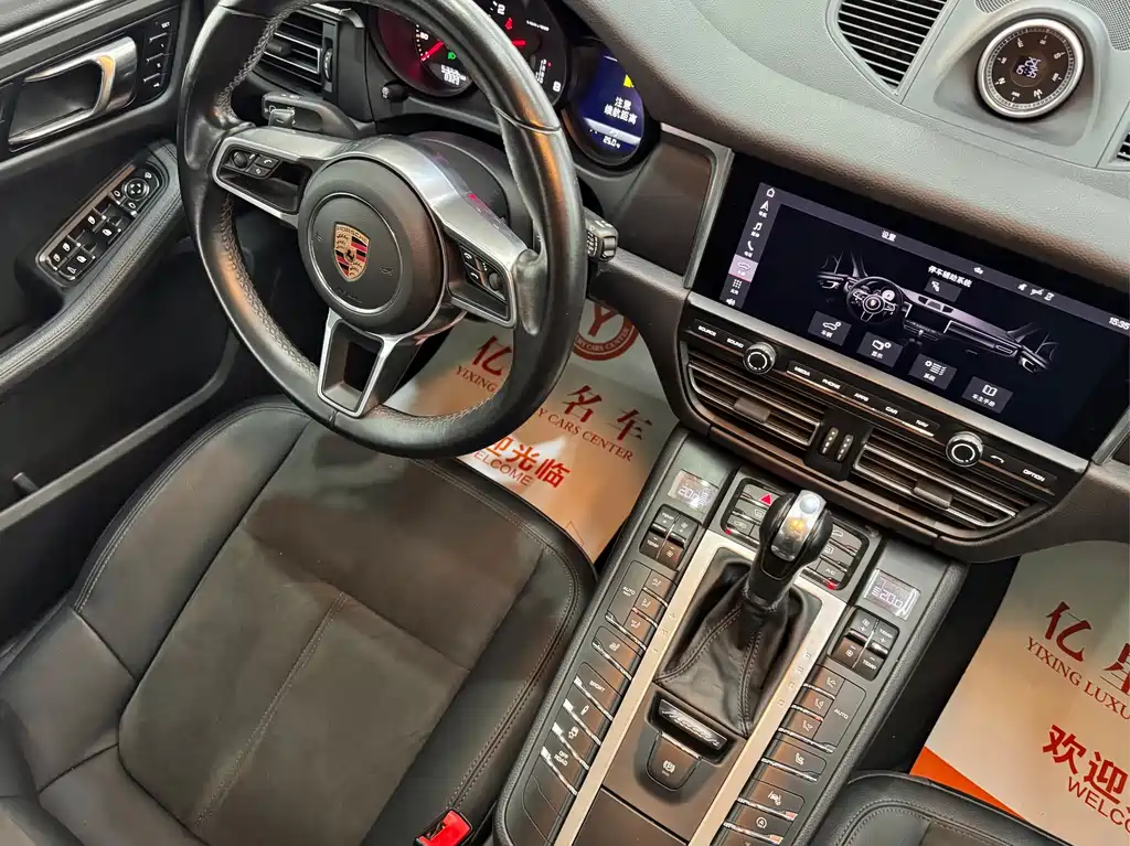 PORSCHE MACAN