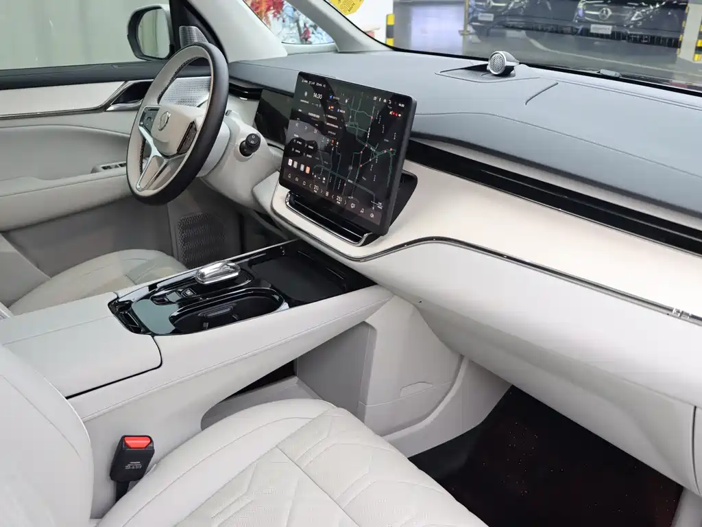 Volvo EM90 — миниатюра 10