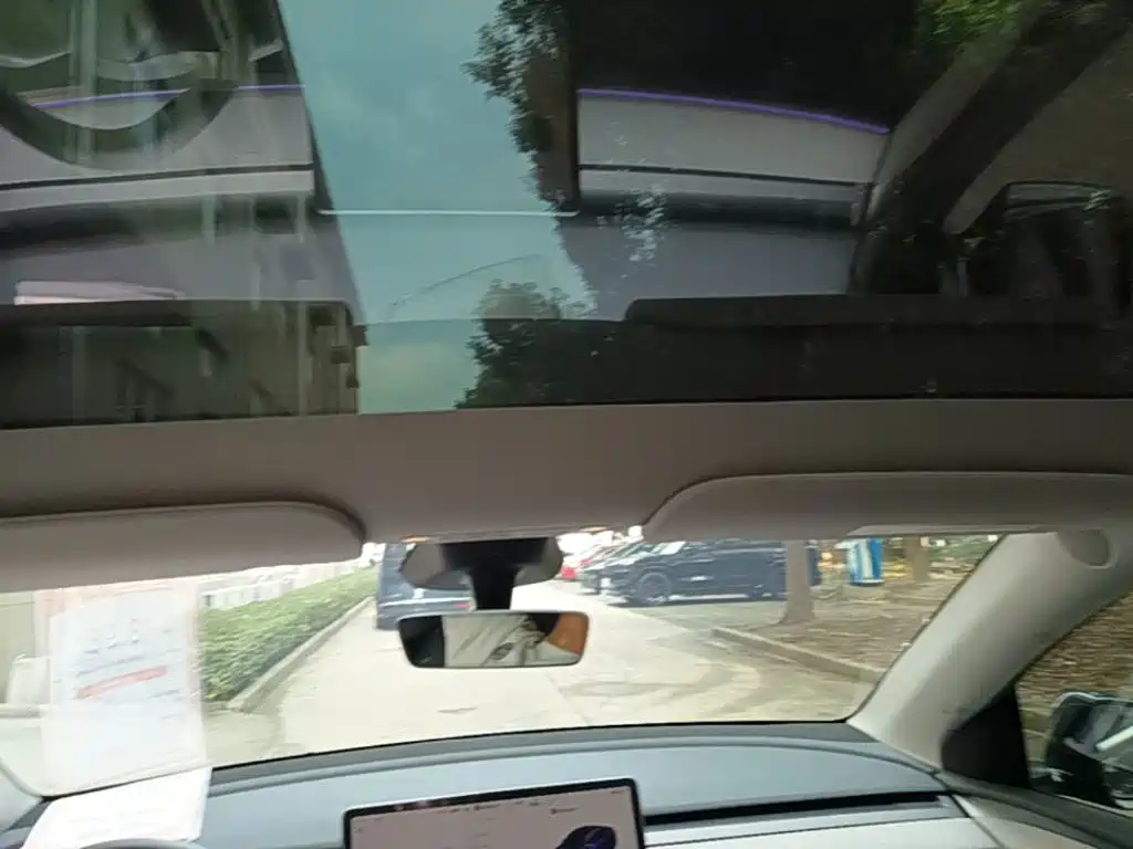 Tesla Model Y — миниатюра 18