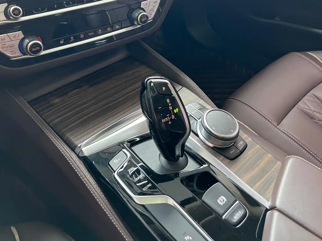 BMW 5 Series — миниатюра 5