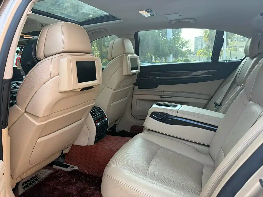 BMW 7 Series — миниатюра 7