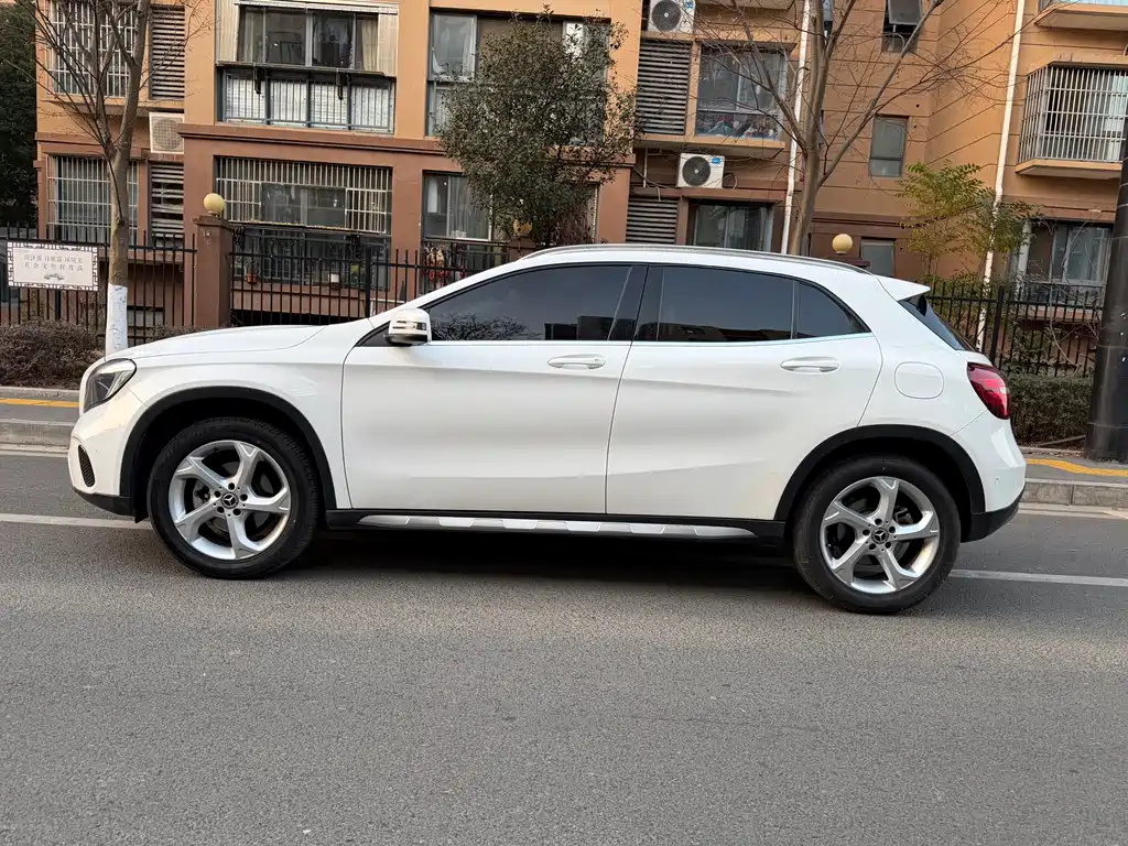 MERCEDES-BENZ GLA