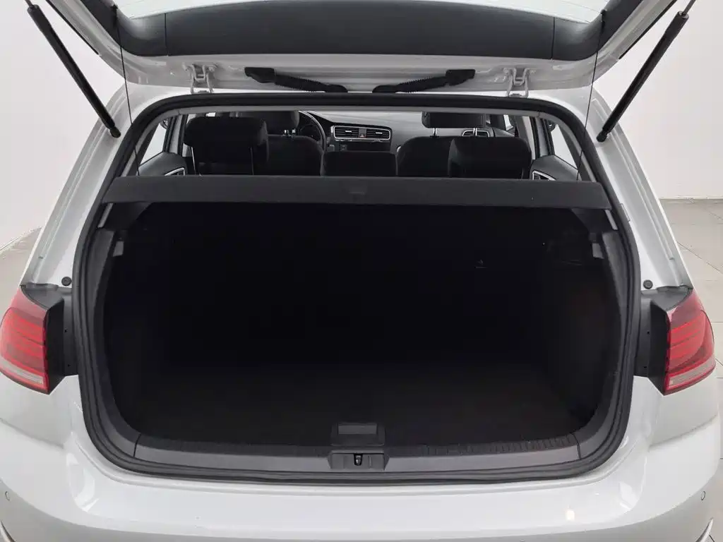Volkswagen Golf EV — миниатюра 16