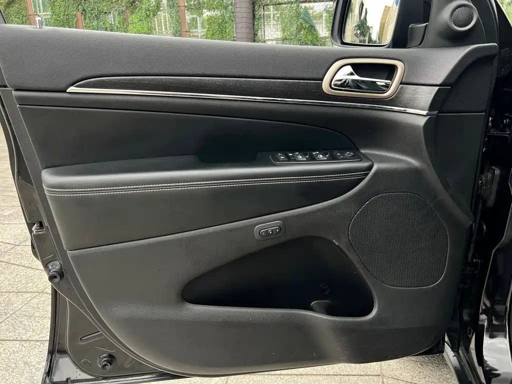 Jeep Grand Cherokee (Import) — миниатюра 20