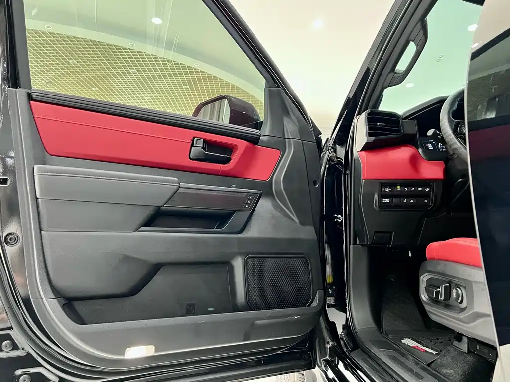Toyota Sequoia — миниатюра 21