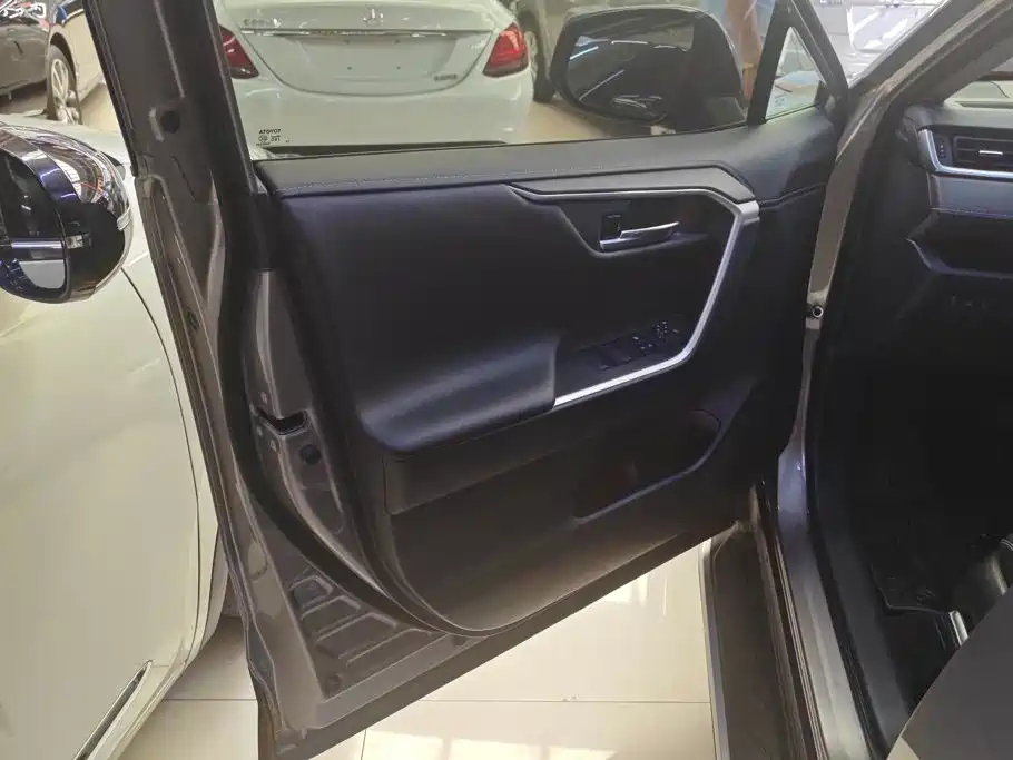 Toyota RAV4 — миниатюра 7