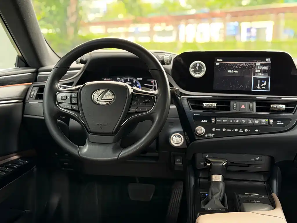 Lexus ES 2021 200