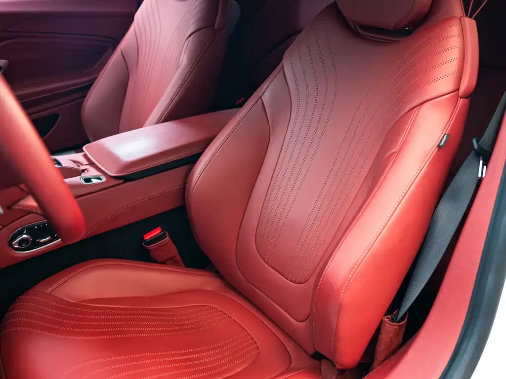 Aston Martin DB11 — миниатюра 14